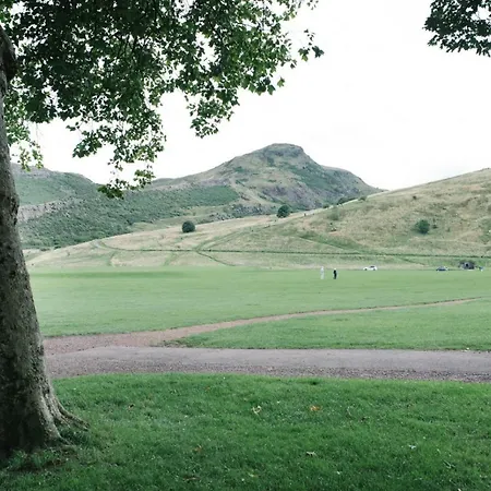 Beautiful City Centre Apartment - Holyrood Park Edinburgh Exterior photo